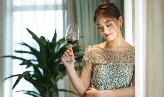 女人晚上喝红酒有什么好处 女人晚上喝红酒有什么好处与坏处