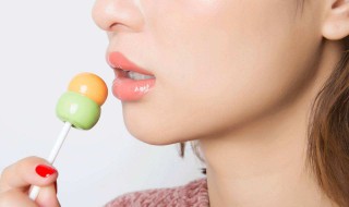 小时候吃的棒棒糖为什么有个小孔 小时候吃的棒棒糖棒子上的孔是用来做什么的