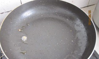 平底锅如何清洗（平底锅如何清洗才干净）
