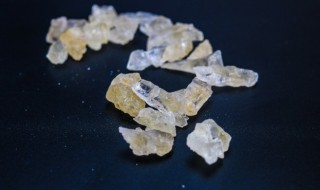 冰糖一天吃多少量才适宜（冰糖一天吃多少量才适宜呢）