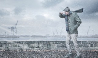 衣服被雨淋了要重新洗吗（晾干的衣服被雨淋了要重新洗吗）