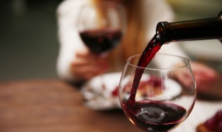 什么红酒适合女人睡前喝 女人睡前喝一点红酒好吗?