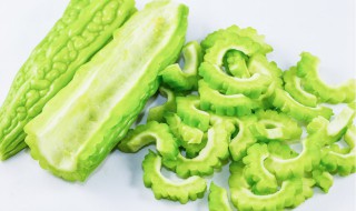 苦瓜泡水喝的功效与作用及禁忌（苦瓜泡水喝的功效与作副作用和禁忌）