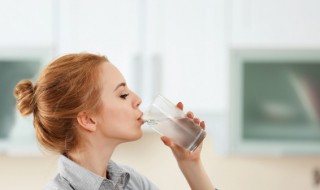 一天喝多少水会水中毒 一个人一天喝多少水会水中毒