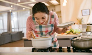 女人喝公鸡汤的功效（女人喝公鸡汤的功效与禁忌）