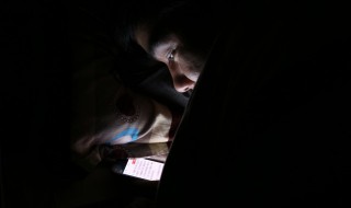 晚上关灯玩手机的危害 晚上关灯玩手机的危害文案