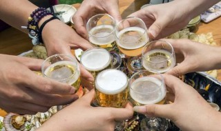 白酒和啤酒一起喝有什么危害（白酒和啤酒一起喝有什么危害肚子饿）