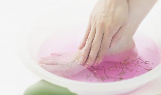 来月经能不能泡脚（女人来月经能不能泡脚）
