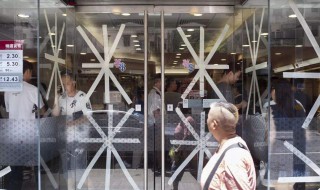 预防台风窗户要怎么贴（预防台风窗户要怎么贴防护栏）