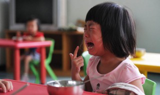 怎么让小孩上幼儿园不哭闹（怎么让小孩上幼儿园不哭闹呢）