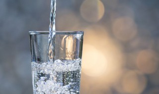 喝热水的好处 喝热水好还是冷水好