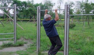 吊单杠有什么好处（吊单杠正确姿势图片脊柱侧弯）