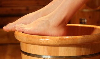 木桶泡脚的好处 木桶泡脚的好处与功效