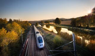 高铁铁轨如何解决热胀冷缩（高铁铁轨如何解决热胀冷缩问题）