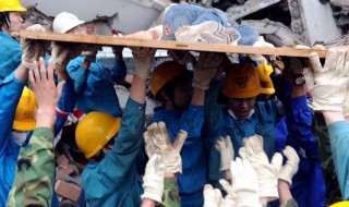 当地震来临时我们应该怎么做 当地震来临时我们应该怎么做的英语翻译