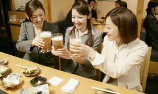 来大姨妈能不能喝酒（月经来了能不能喝啤酒）