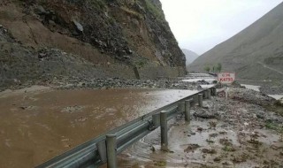 山区遇到泥石流怎样正确逃跑（山区遇到泥石流应该往哪跑）