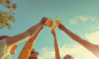 啤酒过期一年喝了会死 啤酒过期一年喝了会死人吗