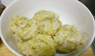 酸菜中有白花怎么处理（酸菜里面长白花怎么办）
