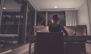熬夜的幽默说说（熬夜的幽默说说抖音）