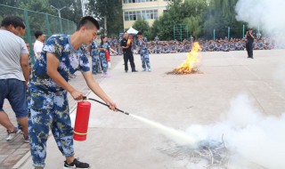 如何使用灭火器 如何使用灭火器视频