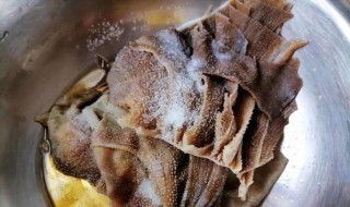 牛百叶怎么洗才能干净（牛百叶怎么洗才能干净黑色）