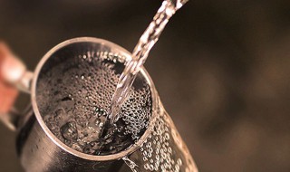 如何解酒醒酒的简单方法 如何解酒醒酒的简单方法是什么