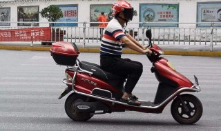 电动车上的人都要戴头盔吗（电动车上的人都要戴头盔吗现在）