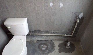 马桶排水管边缘如何做防水（马桶侧排水管）