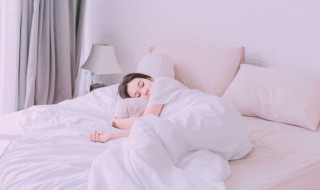 客房套被子的诀窍（宾馆客房被子的套法）