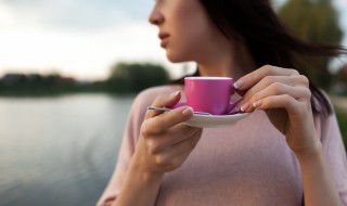女人喝绿茶的好处（女人喝绿茶的好处和坏处还是红茶好）