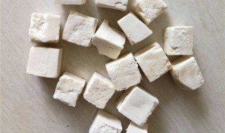 赤茯苓和白茯苓的区别 赤茯苓和白茯苓的区别是什么