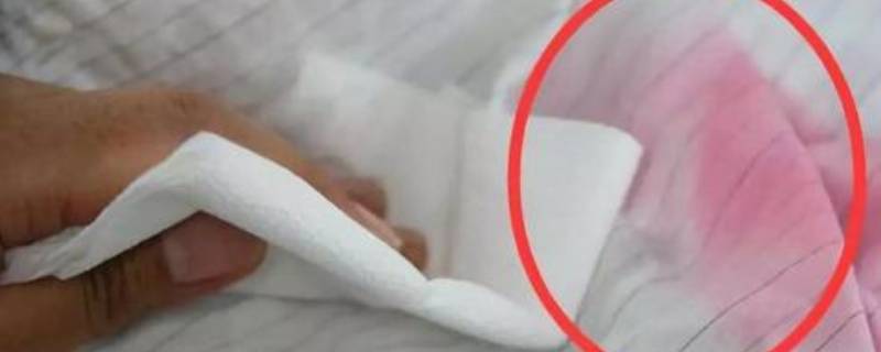 衣服褪色怎么洗才能不褪色（黑色衣服褪色怎么洗才能不褪色）