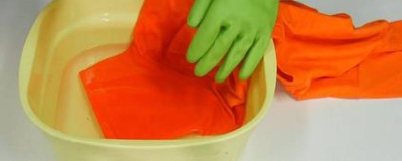 衣服上玻璃胶怎么去除掉（衣服有玻璃胶怎么去除）