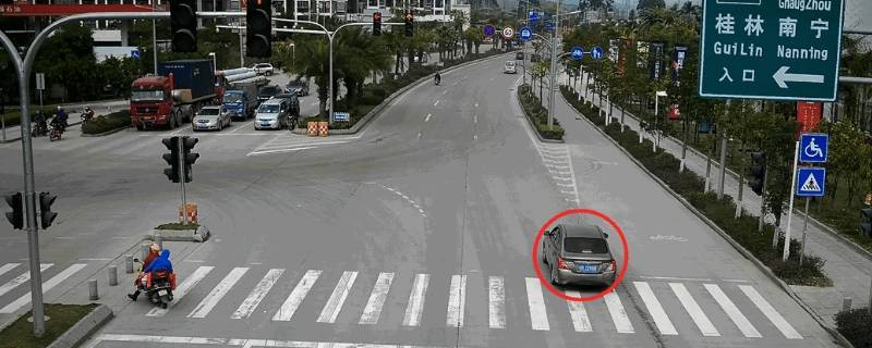 y型路口2个红绿灯看哪个 y型交叉路口红绿灯