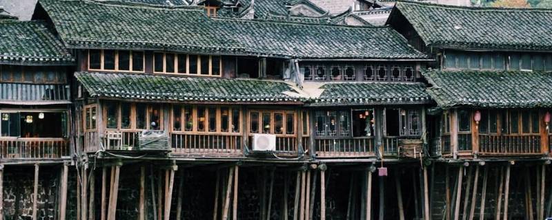 吊脚楼由来（吊脚楼的历史）