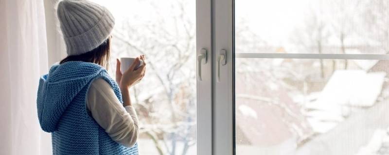 冬天窗户周围发霉是什么原因（冬天窗户周围发霉是什么原因引起的）