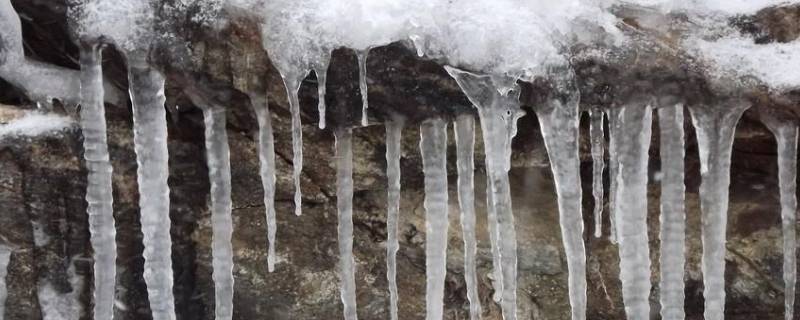 屋檐下的冰柱叫什么（下雪屋檐下的冰柱叫什么）