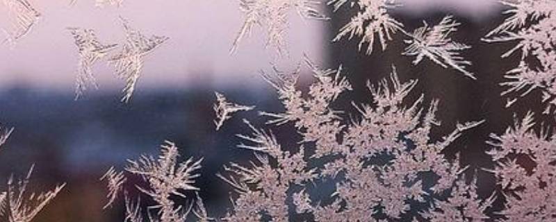 冬天窗户玻璃会冻裂吗（冬天窗户玻璃冻裂了怎么办）