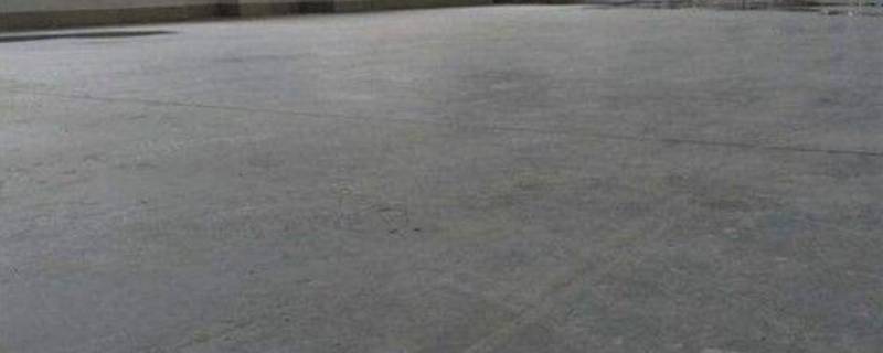 水泥地面上的白碱怎么处理（水泥地面泛白碱）