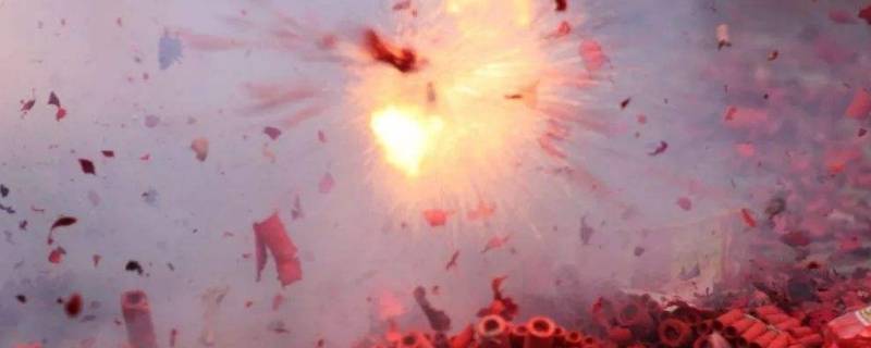 观看爆竹时应至少远离燃火点多少米（观看爆竹烟花时应至少远离）