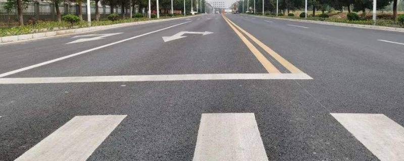 柏油路和水泥路哪个成本高（柏油路和水泥路哪个成本高些）