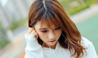 白色卫衣有污渍怎样清洗干净（白色卫衣上面的黄色污渍怎么去除）