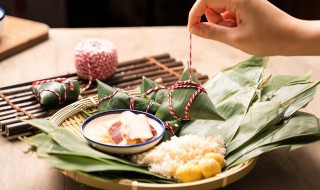 煮好的粽子叶是什么颜色（煮熟的粽子叶是什么颜色）